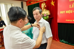Đồng chí Phạm Văn Thành đón nhận Huy hiệu 40 năm tuổi Đảng
