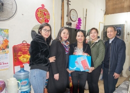 LĐLĐ quận Hoàng Mai và Công đoàn VinaCert trao quà hỗ trợ công đoàn viên có hoàn cảnh khó khăn